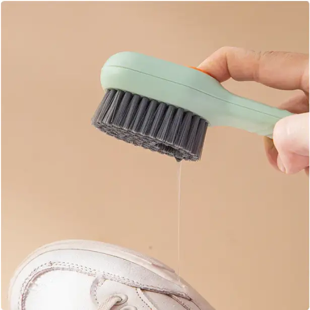 Brosse de nettoyage des chaussures avec distributeur de liquide